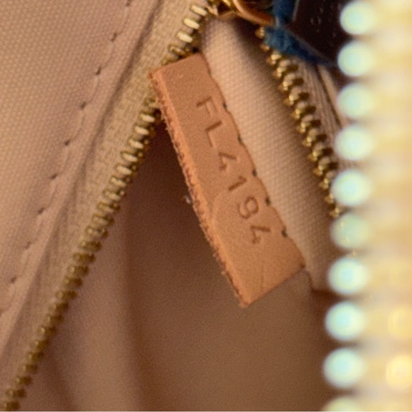 ❤️ AUTHENTIC Louis Vuitton Lockit Beige and Black Vernis Patent Leather LV - Picture 14 of 15